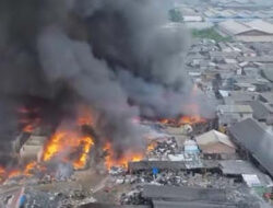 Permukiman di Penjaringan Terbakar, Pemadaman Terkendala