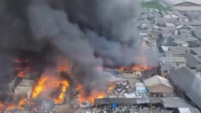 Kebakaran di permukiman padat penduduk kawasan Penjaringan, Jakarta Utara