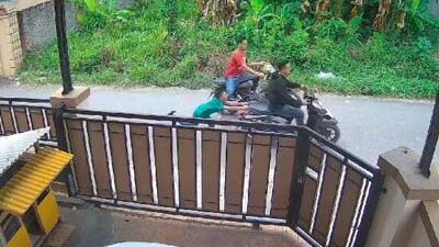 Tangkapan layar dua pelaku membegal motor bocah di Lampung.