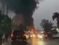 Tiga Mobil Damkar Dikerahkan Padamkan Api di Karawaci