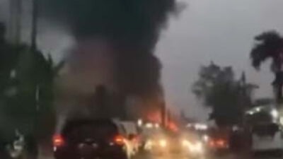 Kebakaran bengkel mobil di Legok, Tangerang, Banten