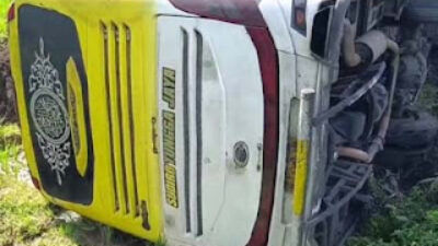 Bus berpenumpang 28 orang terguling menghindari truk