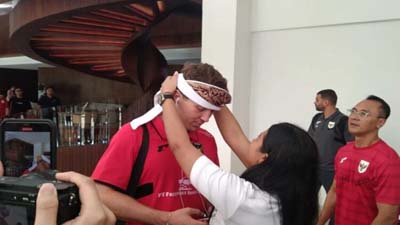 Panitia mengenakan udeng atau ikat kepala khas Bali kepada Ole Romeny