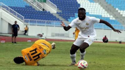 Dokumentasi - Pesepakbola Arema FC Charles Lokoli Ngoy (kanan) merebut bola dari pesepakbola Semen Padang Tin Martic (kiri)