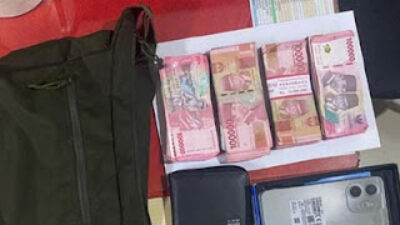 Barang bukti uang curian dari Kantor Pos Pekanbaru.