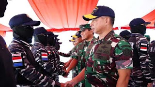 Panglima TNI Jenderal TNI Agus Subiyanto memberikan penghargaan
