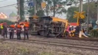 KRL relasi Tangerang-Duri menabrak truk boks di antara Stasiun Tangerang-Batu Ceper