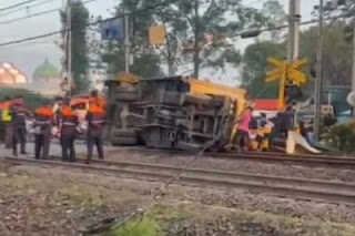 KRL relasi Tangerang-Duri menabrak truk boks di antara Stasiun Tangerang-Batu Ceper