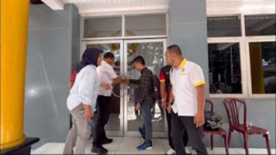 Kantor KONI Sumbar digembok.