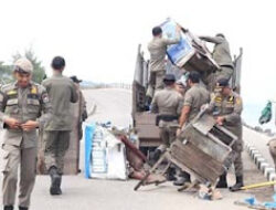 Bangunan Liar Kembali Marak, Satpol PP Lakukan Penertiban