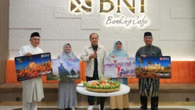 RCEO BNI W02, Khairul Salam bersama Andi Rachman, Yunita Andriani, Khairul Salam, Yuana Nurulita dan Ronny Rakhmat dalam peresmian Banking Cafe dan launching TapCash.