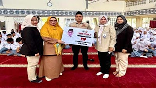 Tim Andre Rosiade menyerahkan beasiswa PIP kepada 148 siswa di SMAN 1 Padang.