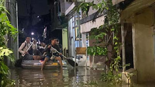 Lokasi banjir di Bidara Cina, Jakarta pada Minggu (6/7/2025) malam.