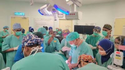 Proses operasi pemisahan bayi kembar siam di Rumah Sakit Tunku Azizah.