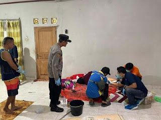 Polisi mengevakuasi jasad nenek yang diduga jadi korban pembunuhan di Wonogiri.