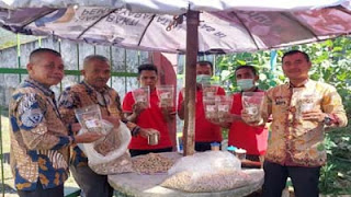 Kepala Rutan Kelas IIB Lubuk Sikaping Resman Hanafi saat menunjukan produk kacang randang.
