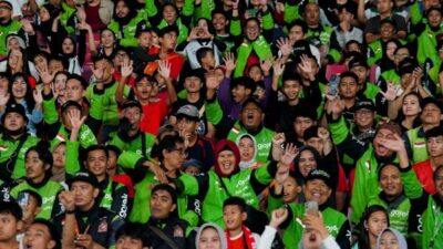 Keseruan para mitra Gojek saat menonton pertandingan Liga Indonesia All Star vs Oxford United dalam turnamen Piala Presiden 2025.