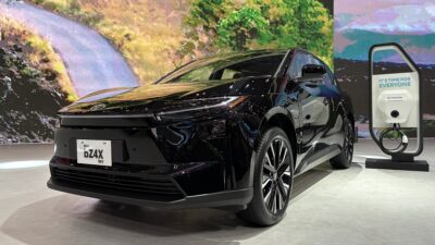 Toyota Buktikan Komitmen, Mobil Listrik bZ4X Dirakit di Dalam Negeri