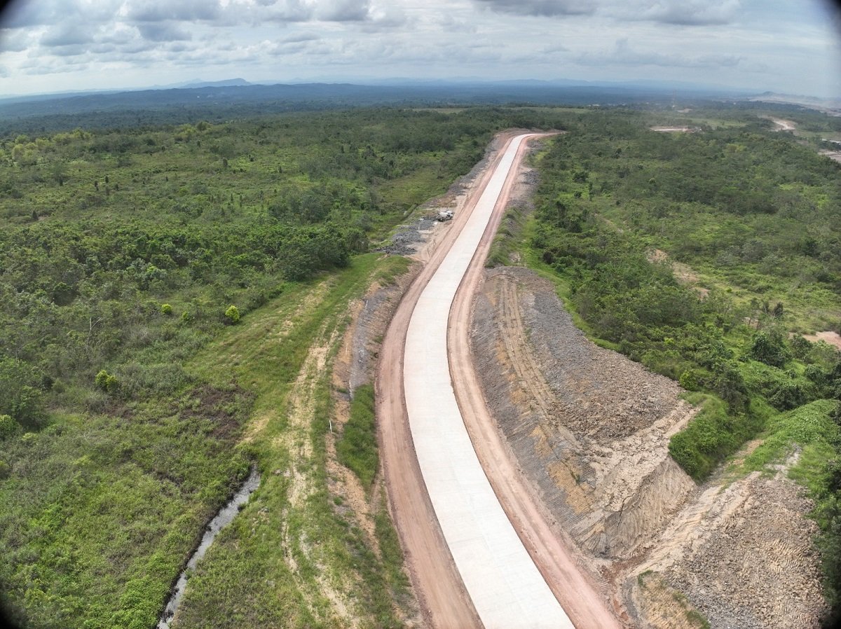 Pembangunan Jalan Nasional Simpang Perdau-Batu Ampar, Kalimantan Timur.