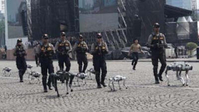 Polri memperkenalkan 25 unit robot patrol humanoid, robot anjing pintar (i-K9)