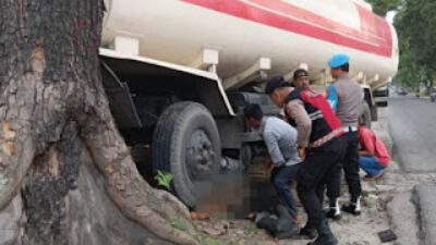 Rem Blong, Truk Solar Seret Dosen Hingga Tewas di Bawah Kolong Kendaraan