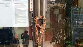 Pintu utama SMA 5 Negeri di Kota Bukittinggi, Sumatera Barat digembok warga.