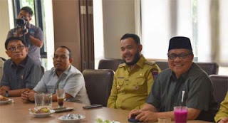 Wali Kota Padang Fadly Amran menggelar pertemuan.