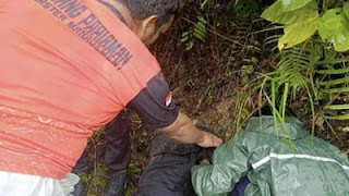 Anggota BPBD Kabupaten Padang Pariaman, Sumbar menemukan gadis.