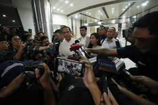 Nadiem Makarim keluar dari ruang pemeriksa Kejagung usai diperiksa terkait kasus korupsi Chromebook, Selasa (15/7/2025).