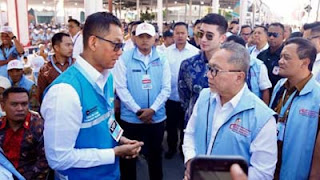 Direktur Utama PLN, Darmawan Prasodjo (kiri) berbincang dengan Menteri Koordinator Bidang Pangan Indonesia.
