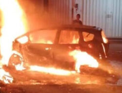 Diduga Mengantuk, Remaja Tabrak Ruko dan Mobil Terbakar