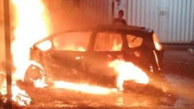 Honda Jazz ludes terbakar usai menabrak kios bensin di Kota Malang