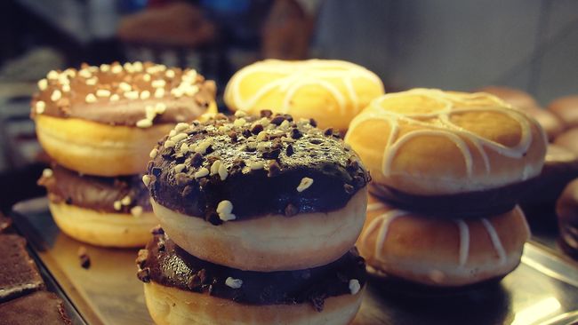 Ilustrasi makanan manis, salah satunya donat.