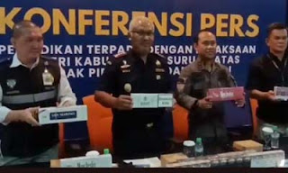 Tim gabungan Bea Cukai menggagalkan pengiriman 1,4 juta batang rokok ilegal