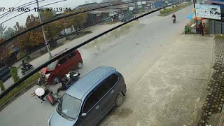 Mobil Suzuki Karimun menabrak sejumlah kendaraan.