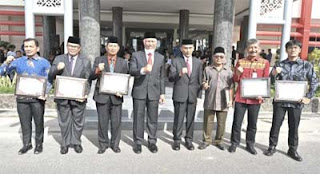 Gubernur Sumatera Barat, Mahyeldi Ansharullah foto bersama