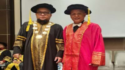 Boy London (kanan) bersama Presiden AUI Prof. Dr. Suhendar (kiri) usai penganugerahan gelar Doktor Honoris Causa.