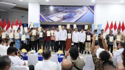 Penyerahan sertifikat tanah untuk Pemda di Sulteng.