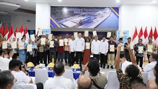 Penyerahan sertifikat tanah untuk Pemda di Sulteng.