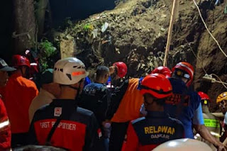 Proses evakuasi korban tanah longsor di Cimahi dilakukan secara manual