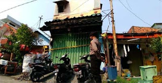 Penampakan rumah kos usai terbakar dan merenggut 8 nyawa.