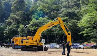 Satu unit alat berat disiagakan untuk memulai pengerjaan Jalan Layang Sitinjau Lauik.