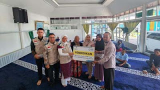 Penyerahan bantuan pendidikan YBM PLN UP3 Padang.