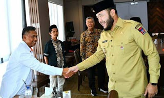 Wali Kota Padang, Fadly Amran sedang bersalaman