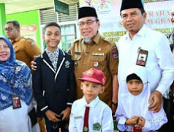Wali Kota dan Wawako Padang Kompak Serahkan Bantuan Pendidikan