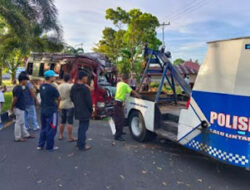 Diduga Hilang Kendali, Mikrobus Hantam Pohon di Subuh Hari