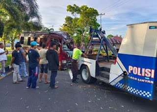 Mikrobus Tabrak Pohon di Pariaman
