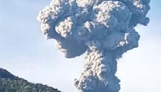 Gunung Marapi menunjukkan aktivitas vulkaniknya