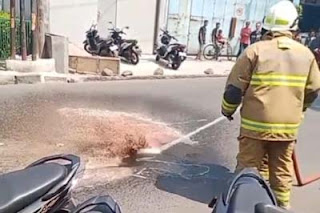 TKP kecelakaan maut di Jalan Caringin menewaskan pengendara motor usai terlindas truk tronton.