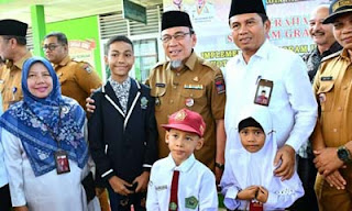 Wakil Walikota Maigus Nasir didampingi oleh Kepala Kantor Kemenag Kota Padang, Edy Oktafiandi, menyalurkan seragam gratis untuk Siswa Madrasah